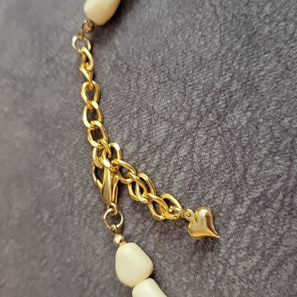 VTG 1970s 3D Acrylic Giraffe Bib Beaded Collar Necklace Clip-on Earrings Set - Picture 5 of 14